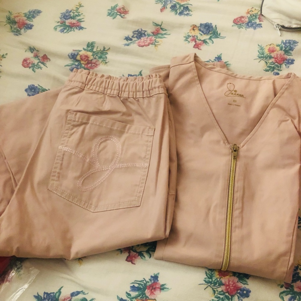 Jaanu scrub sets Xs.